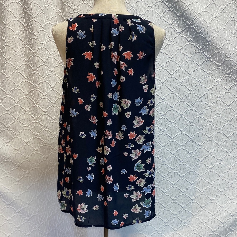 Lila Rose size large Floral Sleeveless Blouse  Navy and Multicolor‎ flowy casual - Picture 10 of 12
